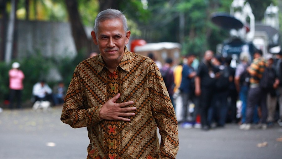 Ekonom senior, Anggito Abimanyu di kediaman Prabowo Subianto, Kertanegara, Jakarta, Selasa (15/10/2024). (Bloomberg Technoz/Andrean Kristianto)