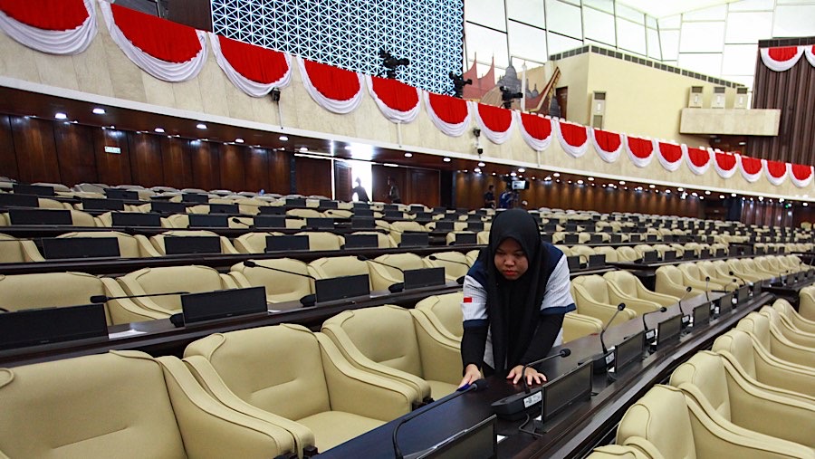 Pekerja membersihkan ruang Paripurna 1 di Kompleks Parlemen, Senayan, Kamis (17/10/2024). (Bloomberg Technoz/Andrean Kristianto)