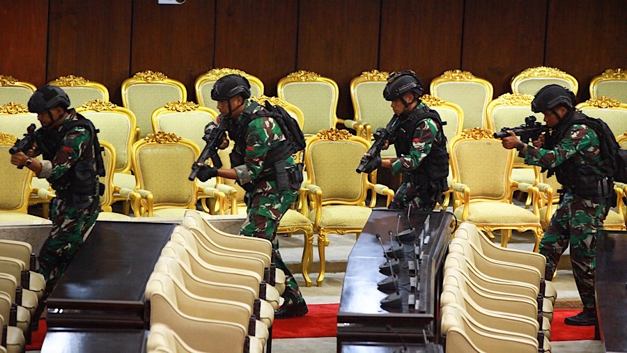 Personel TNI simulasi pengamanan VVIP jelang pelantikan Presiden di Kompleks Parlemen, Kamis (17/10/2024). (Bloomberg Technoz/Andrean Kristianto)