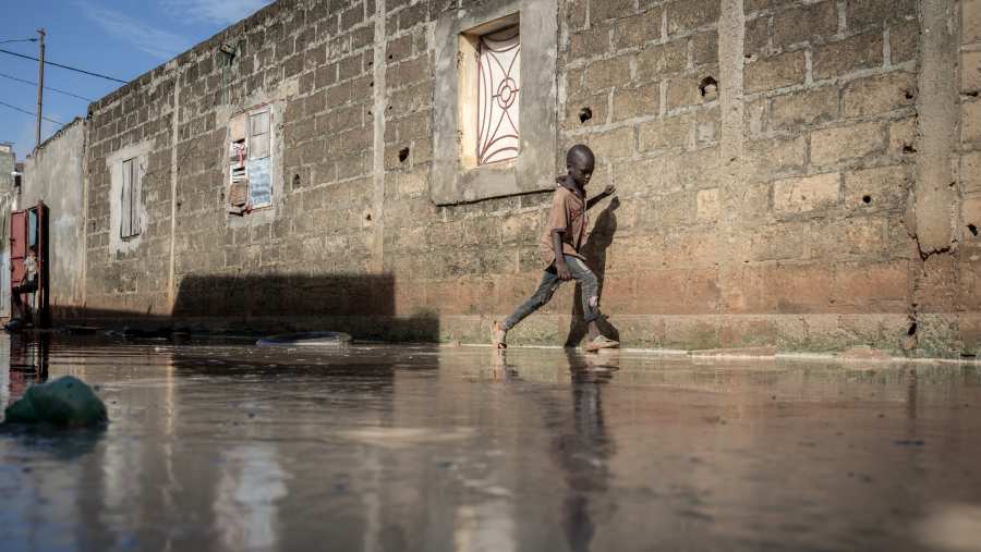 Efek banjir di Senegal air tergenang. (Bloomberg)