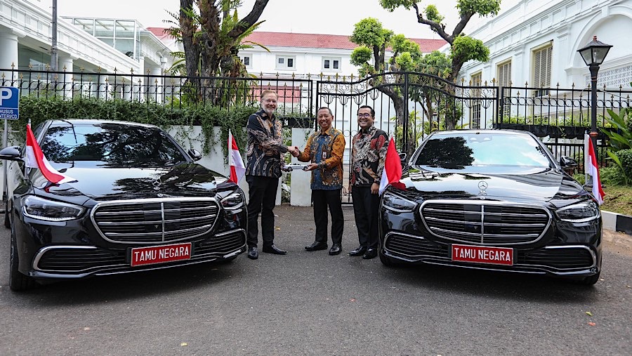 Serah terima 60 unit Mercedes Benz S-Class untuk tamu negara saat pelantikan Presiden RI & Wakil Presiden Periode Tahun 2024-2029. (Dok. Kemensetneg)