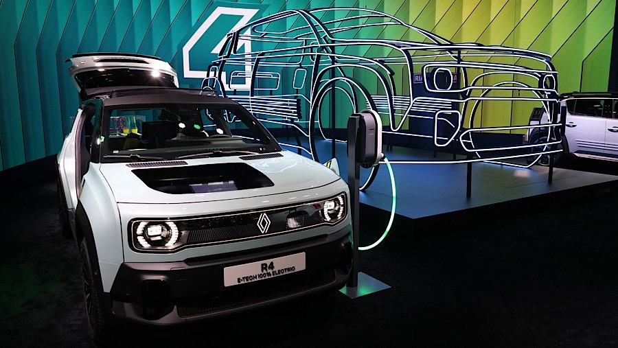 Mobil listrik Renault R4 E-Tech di Paris Motor Show di Paris, Prancis, Selasa (15/10/2024). (Nathan Laine/Bloomberg)