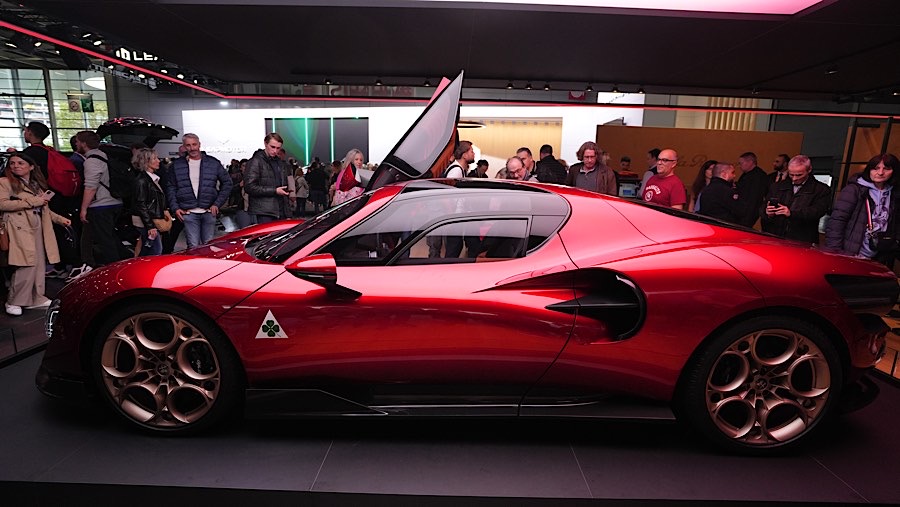 Mobil sport Alfa Romeo 33 Stradale bermesin tengah di Paris Motor Show di Paris, Prancis, Selasa (15/10/2024). (Nathan Laine/Bloomberg)