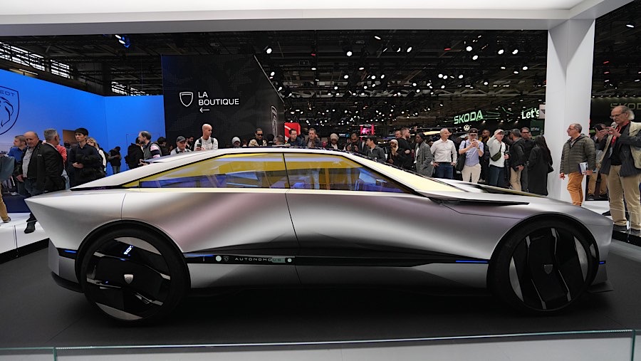 Mobil listrik konsep Peugeot Inception di Paris Motor Show di Paris, Prancis, Selasa (15/10/2024). (Nathan Laine/Bloomberg)