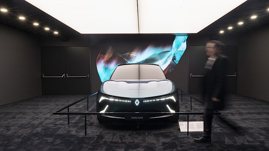 Kendaraan konsep energi ganda Renault Embleme di Paris Motor Show di Paris, Prancis, Selasa (15/10/2024). (Nathan Laine/Bloomberg)