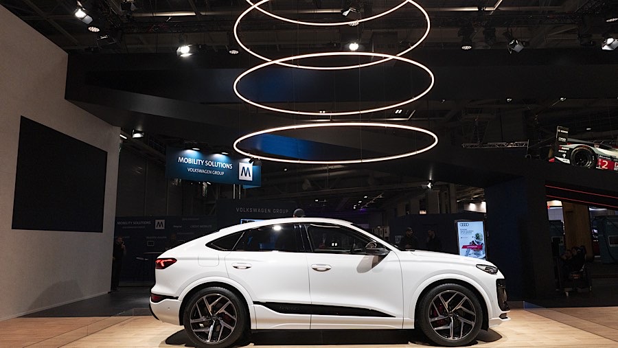 Mobil listrik Audi Q6 Sportback e-tron di Paris Motor Show di Paris, Prancis, Selasa (15/10/2024). (Nathan Laine/Bloomberg)