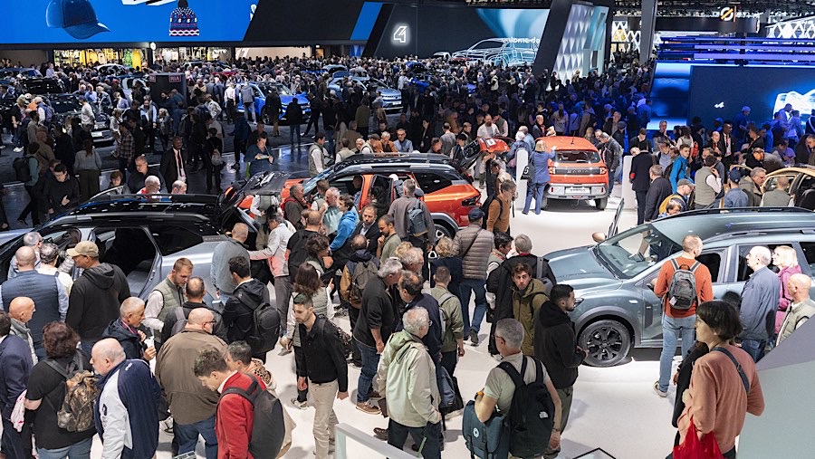 Pengunjung melihat pameran mobil di Paris Motor Show di Paris, Prancis, Selasa (15/10/2024). (Nathan Laine/Bloomberg)
