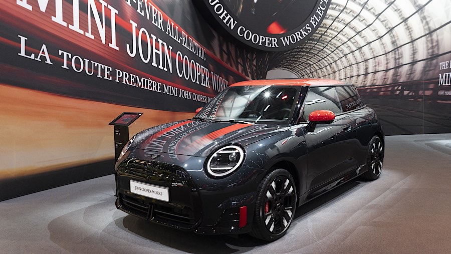 Mobil listrik Mini Cooper Works di Paris Motor Show di Paris, Prancis, Selasa (15/10/2024). (Nathan Laine/Bloomberg)