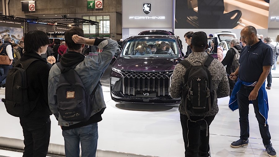 Pengunjung melihat mobil listrik Forthing V9 di Paris Motor Show di Paris, Prancis, Selasa (15/10/2024). (Nathan Laine/Bloomberg)