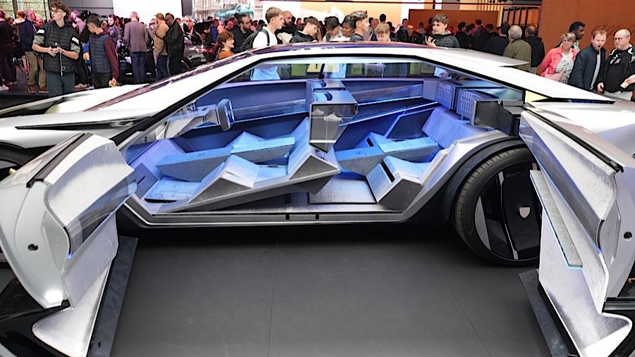 Interior mobil listrik generasi mendatang Peugeot Inception di Paris Motor Show di Paris, Prancis, Selasa (15/10/2024). (Nathan Laine/Bloomberg)