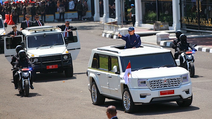 Prabowo menggunakan kendaraan Maung MV3 Garuda Limousine, buatan PT Pindad berwarna putih. (Bloomberg Technoz/Andrean Kristianto)