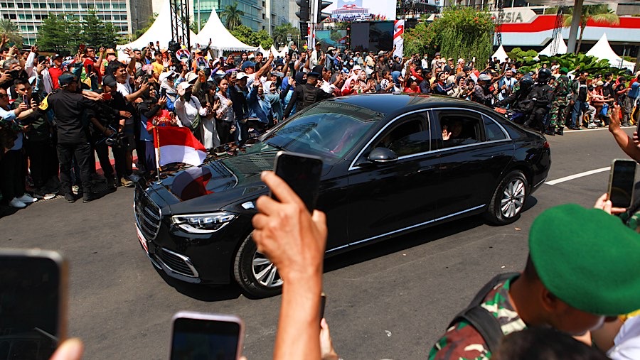 Mobil Presiden Jokowi melintas untuk mengukuti pelantikan Prabowo-Gibran di Bundaran HI, Minggu (20/10/2024). (Bloomberg Technoz/Andrean Kristianto)
