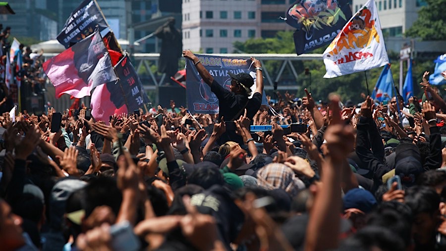 Warga menikmati hiburan panggung rakyat saat pelantikan Prabowo-Gibran di Dukuh Atas, Minggu (20/10/2024). (Bloomberg Technoz/Andrean Kristianto)