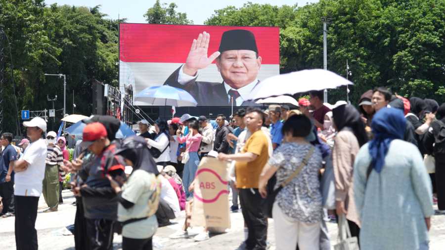 Masyarakat menanti Prabowo Subianto. (Dok: Dimas Ardian/Bloomberg)