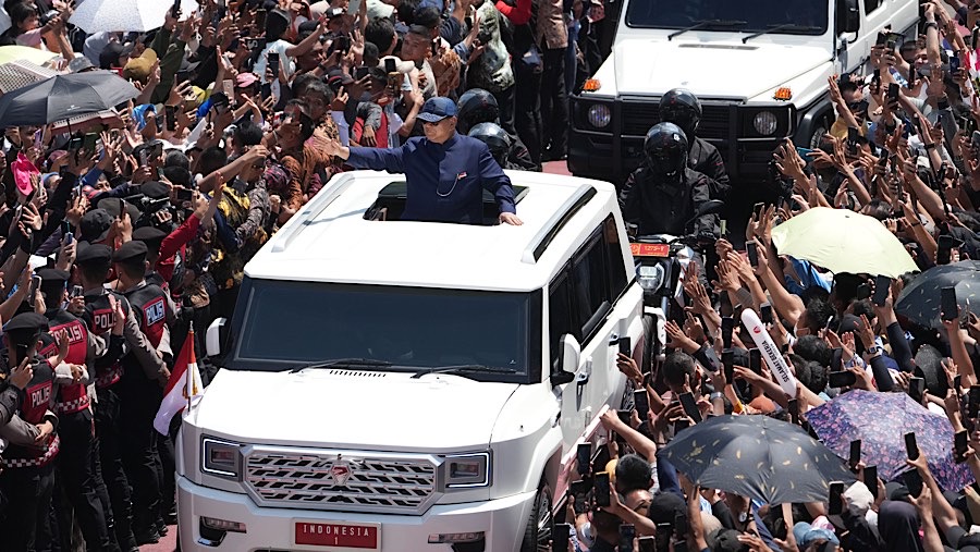 Presiden Prabowo Subianto menyapa warga di kawasan Bundaran HI, Minggu (20/10/2024). (Dimas Ardian/Bloomberg)