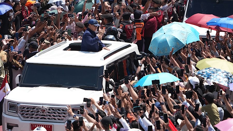 Presiden Prabowo Subianto menyapa warha usai pelantikannya di kawasan Bundaran HI, Minggu (20/10/2024). (Dimas Ardian/Bloomberg) 