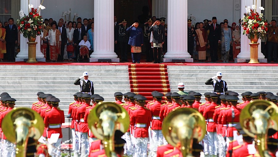 Presiden Prabowo Subianto dan Presiden ke 7 Jokowi mengikuti upacara pisah sambut di Istana Merdeka, Minggu (20/10/2024). (Bloomberg Technoz/Andrean)