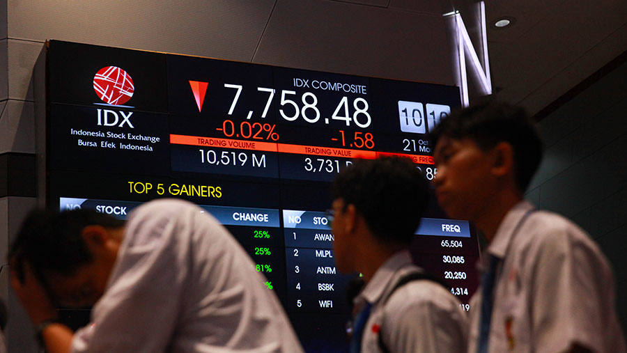 Pelajar melihat layar indeks harga saham gabungan (IHSG) di Bursa Efek Indonesia (BEI), Senin (21/10/2024). (Bloomberg Technoz/Andrean Kristianto)