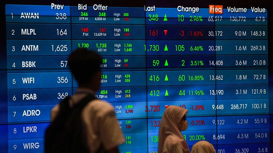 Pelajar di depan layar indeks harga saham gabungan (IHSG) di Bursa Efek Indonesia (BEI), Senin (21/10/2024). (Bloomberg Technoz/Andrean Kristianto)