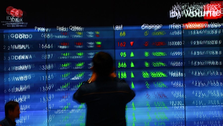 Karyawan di depan layar indeks harga saham gabungan (IHSG) di Bursa Efek Indonesia (BEI), Senin (21/10/2024). (Bloomberg Technoz/Andrean Kristianto)