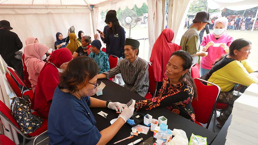 Relawan PLN Berikan Bantuan Pendidikan dan Kesehatan Warga Kampung Pemulung Jurang Mangu Timur (PLN)