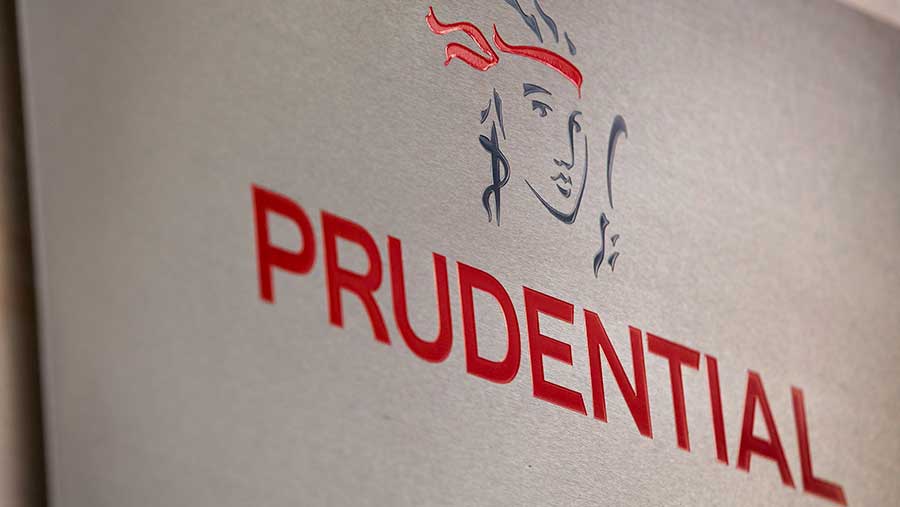 Logo Prudential terpasang di Kantor Pusat Prudential Plc di London, Inggris (Bloomberg/Jason Alden)