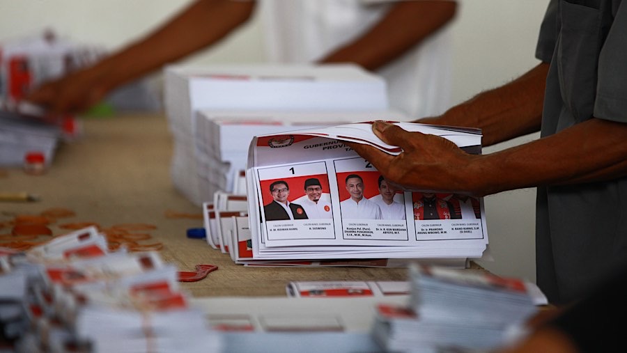 Setelah pelipatan, surat suara akan disortir untuk memastikan jumlah sesuai dan memeriksa kerusakan. (Bloomberg Technoz/Andrean Kristianto)