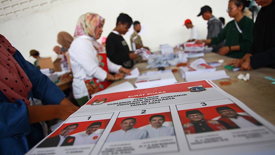 Pekerja melipat surat suara pilgub DKI Jakarta 2024 di Pulogadung, Jakarta, Selasa (22/10/2024). (Bloomberg Technoz/Andrean Kristianto)