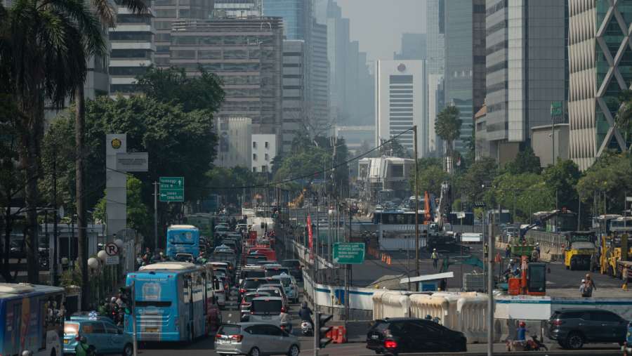 Aktivitas penduduk Jakarta di Jalan Raya Thamrin. (Bloomberg)