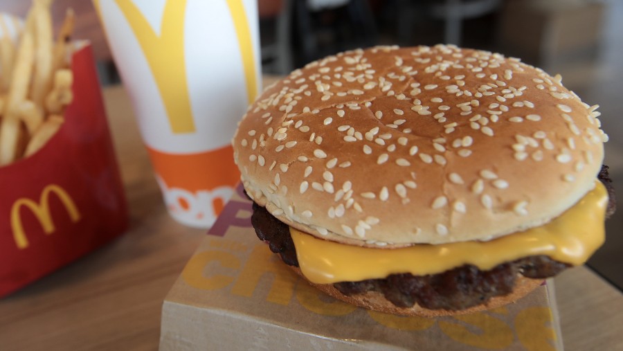 Produk makanan di gerai McDonald. (Dok. Bloomberg)