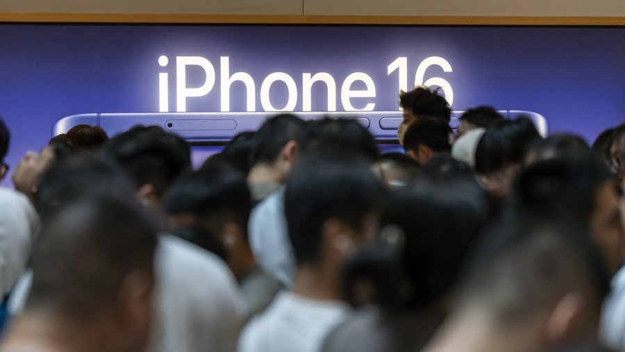 Penjualan perdana iPhone 16 di Shanghai. (Bloomberg)