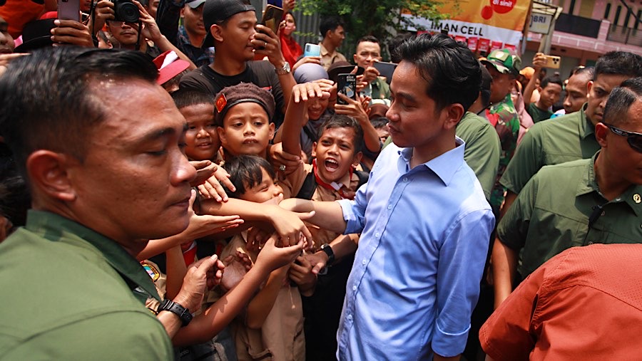 Wakil Presiden Gibran Rakabuming Raka menyapa anak sekolah di SMPN 270, Jakarta, Rabu (23/10/2024). (Bloomberg Technoz/Andrean Kristianto)