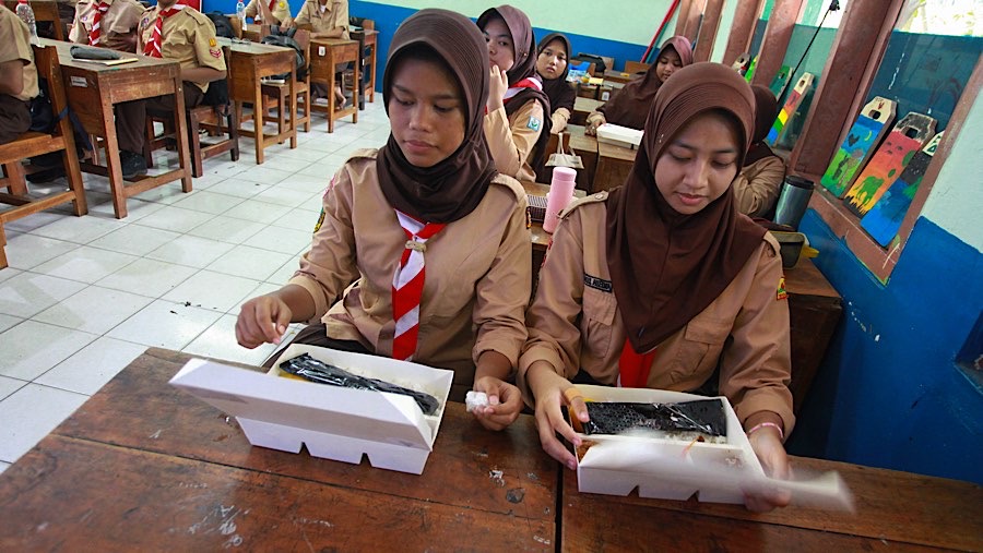 Siswi menyantap makan siang bergizi gratis di SMPN 270, Jakarta, Rabu (23/10/2024). (Bloomberg Technoz/Andrean Kristianto)