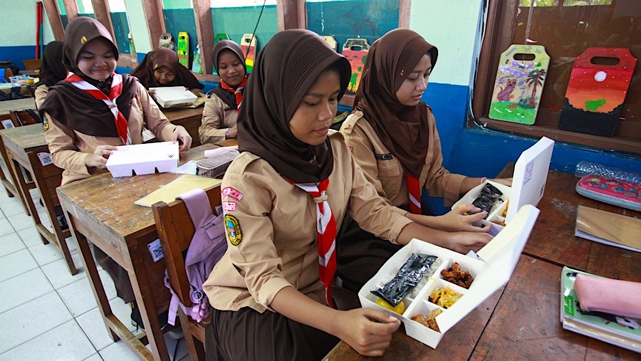  menu makan siang yang disajikan meliputi nasi putih, ayam teriyaki, sayur capcai, tahu goreng, dan buah jeruk. (Bloomberg Technoz/Andrean Kristianto)