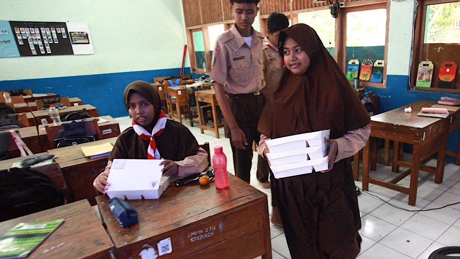 Siswa dan siswi di sekolah itu terlihat senang karena adanya makan siang gratis tersebut.(Bloomberg Technoz/Andrean Kristianto)