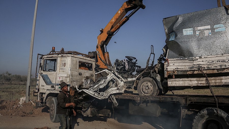 Kondisi mobil Badan Bantuan dan Pekerjaan PBB (UNRWA) usai serangan Israel di Salah al-Din, Gaza tengah, Rabu (23/10/2024). (Ahmad Salem/Bloomberg)