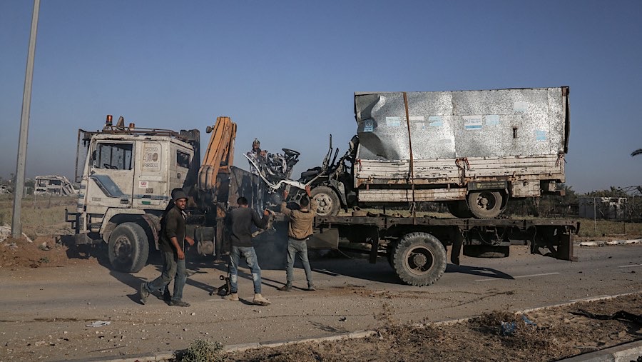 Kondisi mobil Badan Bantuan dan Pekerjaan PBB (UNRWA) usai serangan Israel di Salah al-Din, Gaza tengah, Rabu (23/10/2024). (Ahmad Salem/Bloomberg)