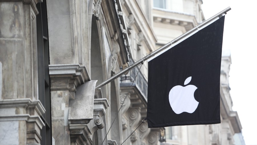 Bendara hitam dengan logo Apple. (Bloomberg)