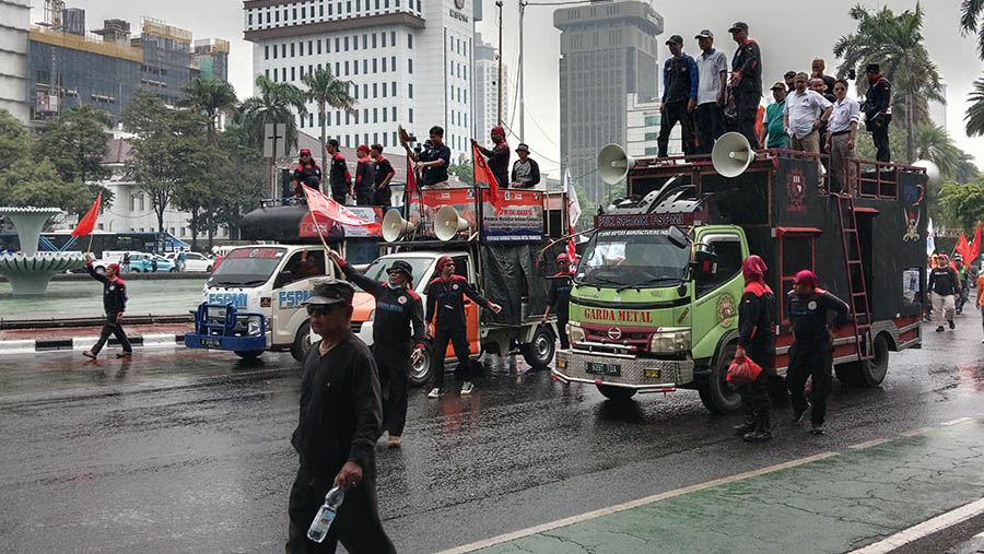 Aksi demonstrasi serikat pekerja di Jakarta Pusat, (24/10/2024), menuntut kenaikan UMP 2025.(Bloomberg Technoz/Pramesti Regita Cindy)