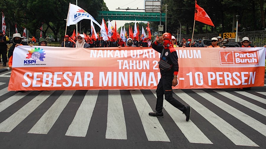 Ratusan buruh melakukan aksi demo meminta kenaikkan upah di kawasan Patung Kuda, Kamis (24/10/2024). (Bloomberg Technoz/Andrean Kristianto)