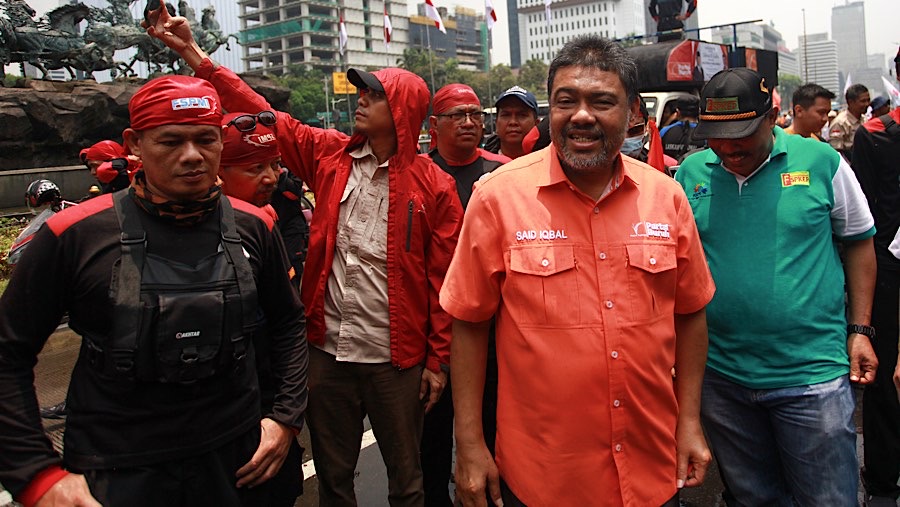 Presiden Partai Buruh Said Iqbal (kedua kanan) di kawasan Patung Kuda, Kamis (24/10/2024). (Bloomberg Technoz/Andrean Kristianto)