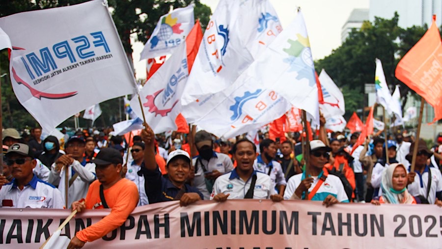 Ratusan buruh melakukan aksi demo meminta kenaikkan upah di kawasan Patung Kuda, Kamis (24/10/2024). (Bloomberg Technoz/Andrean Kristianto)
