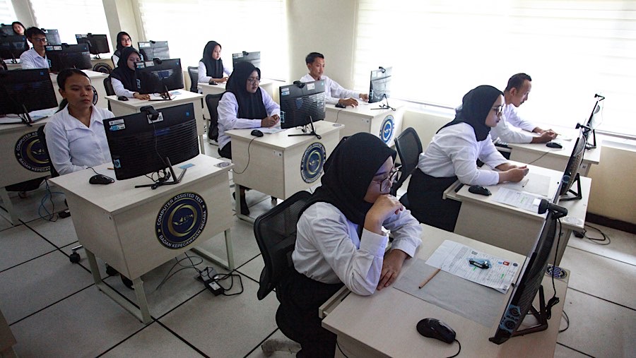 Seleksi Kompetensi Dasar (SKD) CPNS di Kantor Pusat Badan Kepegawaian Negara (BKN), Kamis (24/10/2024). (Bloomberg Technoz/Andrean Kristianto)