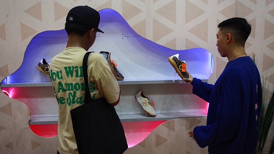 Pengunjung di acara Urban Sneakers Society (USS) 2024 di Jakarta Convention Center, Jumat (25/10/2024). (Bloomberg Technoz/Andrean Kristianto)