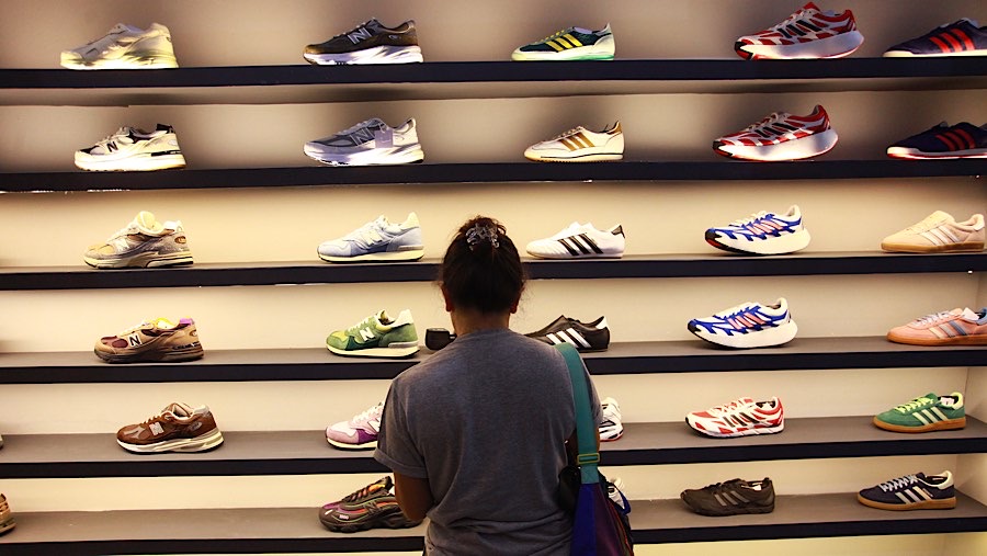 Pengunjung di acara Urban Sneakers Society (USS) 2024 di Jakarta Convention Center, Jumat (25/10/2024). (Bloomberg Technoz/Andrean Kristianto)