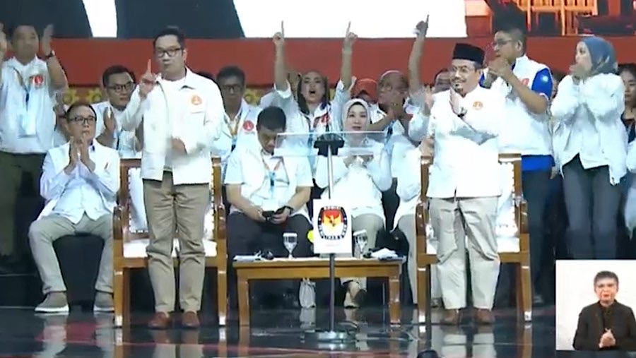 Cagub Jakarta Ridwan Kamil-Suswono saat debat kedua di Jakarta. Minggu (27/10/2024). (Youtube KPU PROVINSI DKI JAKARTA)