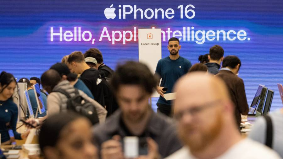 Suasana toko ritel penjual iPhone 16. (Bloomberg)