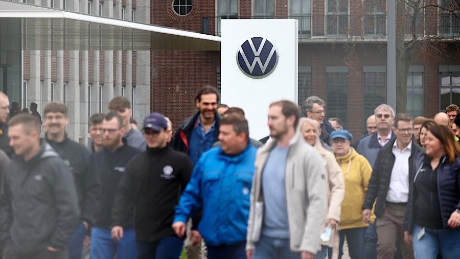 Pekerja Volkswagen AG (VW) demo di kantor pusat dan pabrik di Wolfsburg, Jerman, Senin, (28/10/2024). (Liesa Johannssen/Bloomberg)