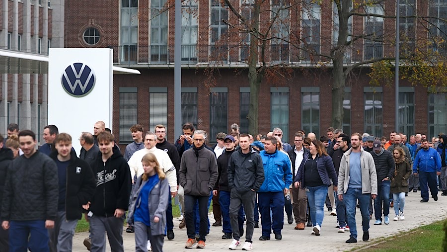 Pekerja Volkswagen AG (VW) demo di kantor pusat dan pabrik di Wolfsburg, Jerman, Senin, (28/10/2024). (Liesa Johannssen/Bloomberg)