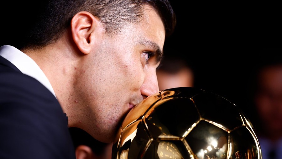 Rodri mencium piala Ballon D'or. (Sumber: akun resmi Ballon D'or di X)